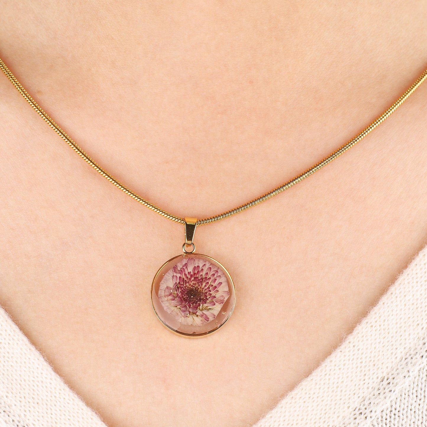 Collier de fleurs de naissance pressées
