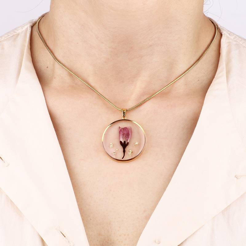 Collier de fleurs de naissance pressées