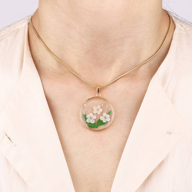Collier de fleurs de naissance pressées