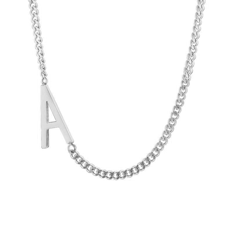 Le collier initial maigre
