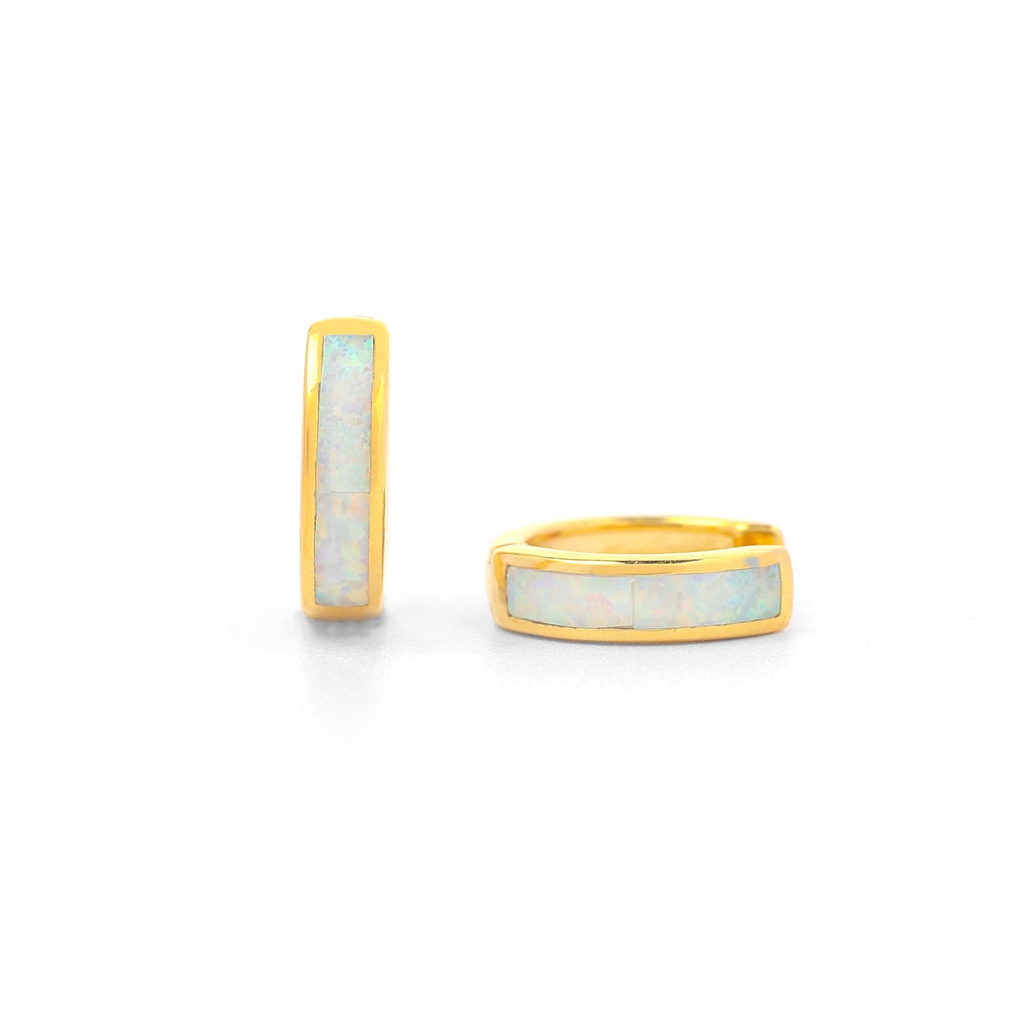 Huggie-Ohrringe mit Opal-Inlay