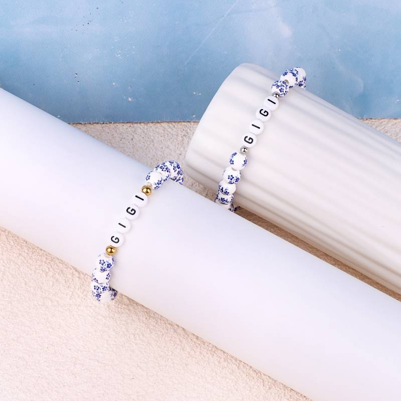 Bracelet personnalisé en porcelaine bleue avec perles florales et prénom