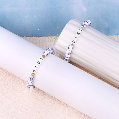 Bracelet personnalisé en porcelaine bleue avec perles florales et prénom