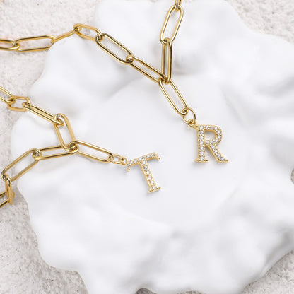 Collier pendentif lettre en diamant avec chaîne trombone