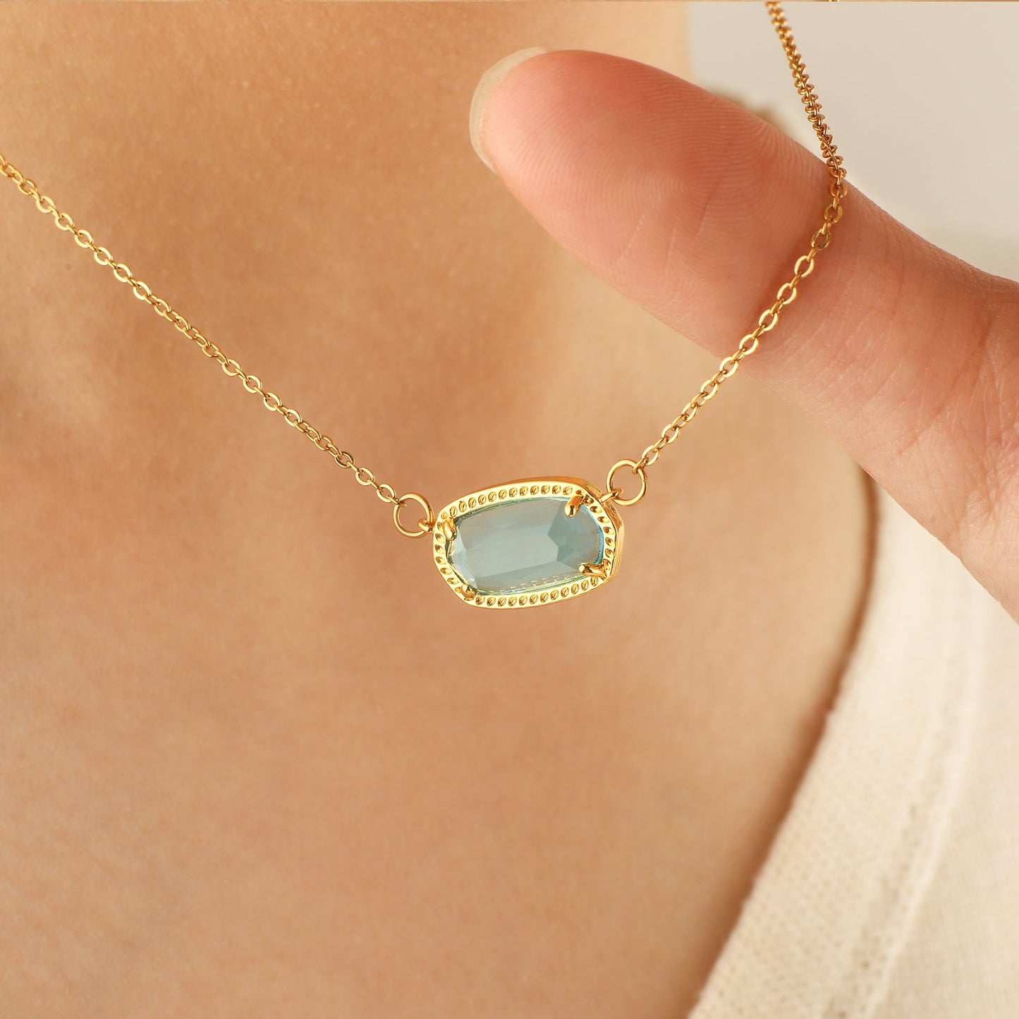 Collier avec pendentif ovale et pierre de naissance