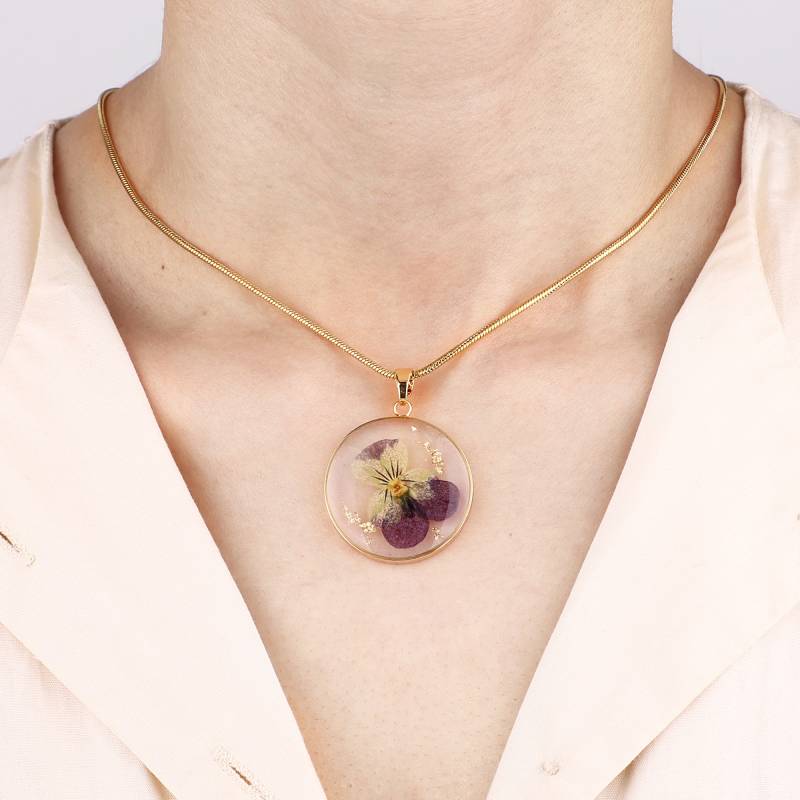 Collier de fleurs de naissance pressées