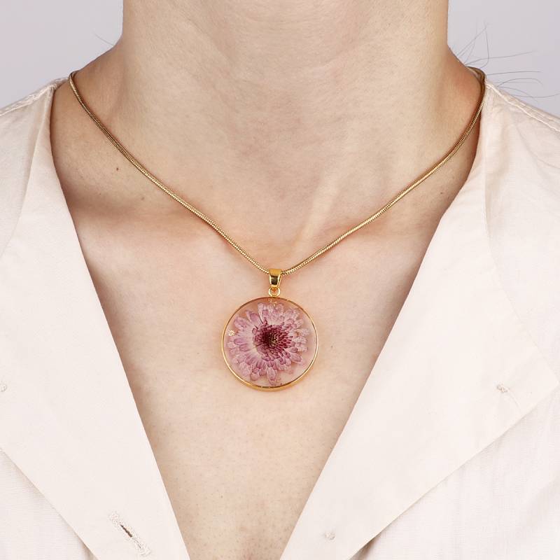 Collier de fleurs de naissance pressées