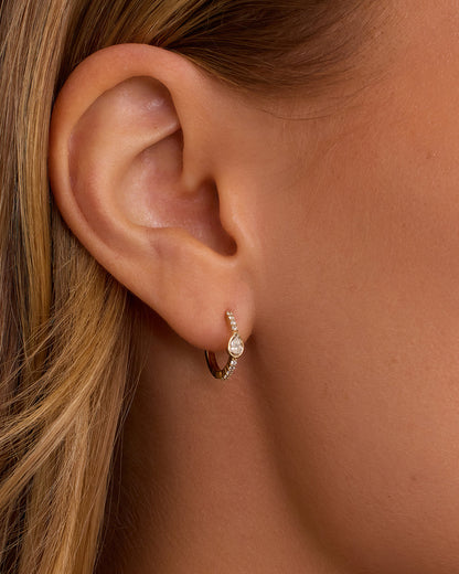 Huggie simple en forme de poire et diamant cultivé en laboratoire