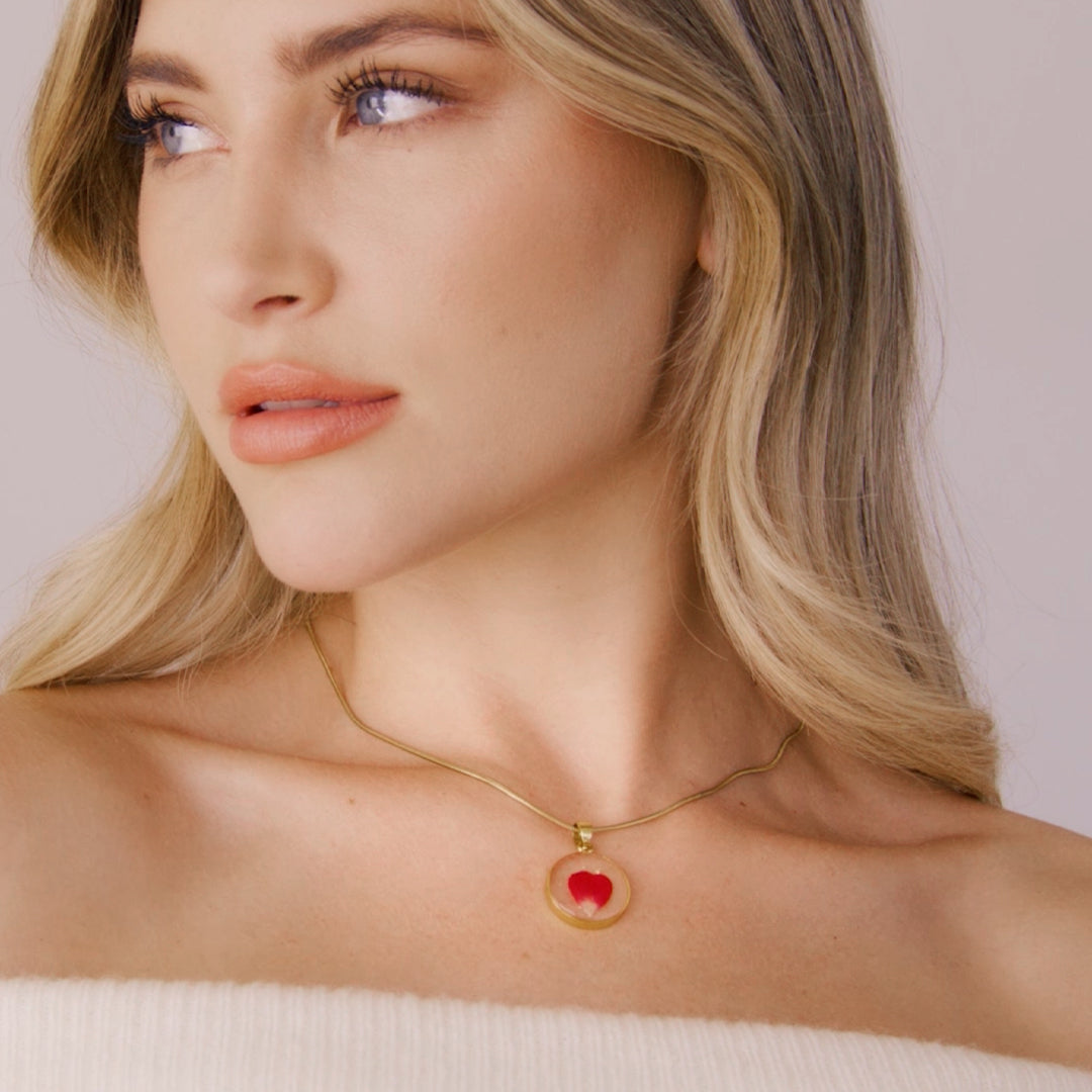 Collier de fleurs de naissance pressées