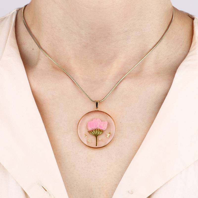 Collier de fleurs de naissance pressées