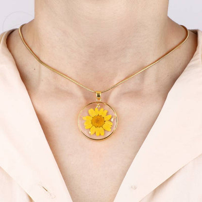 Collier de fleurs de naissance pressées