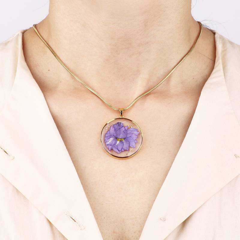 Collier de fleurs de naissance pressées