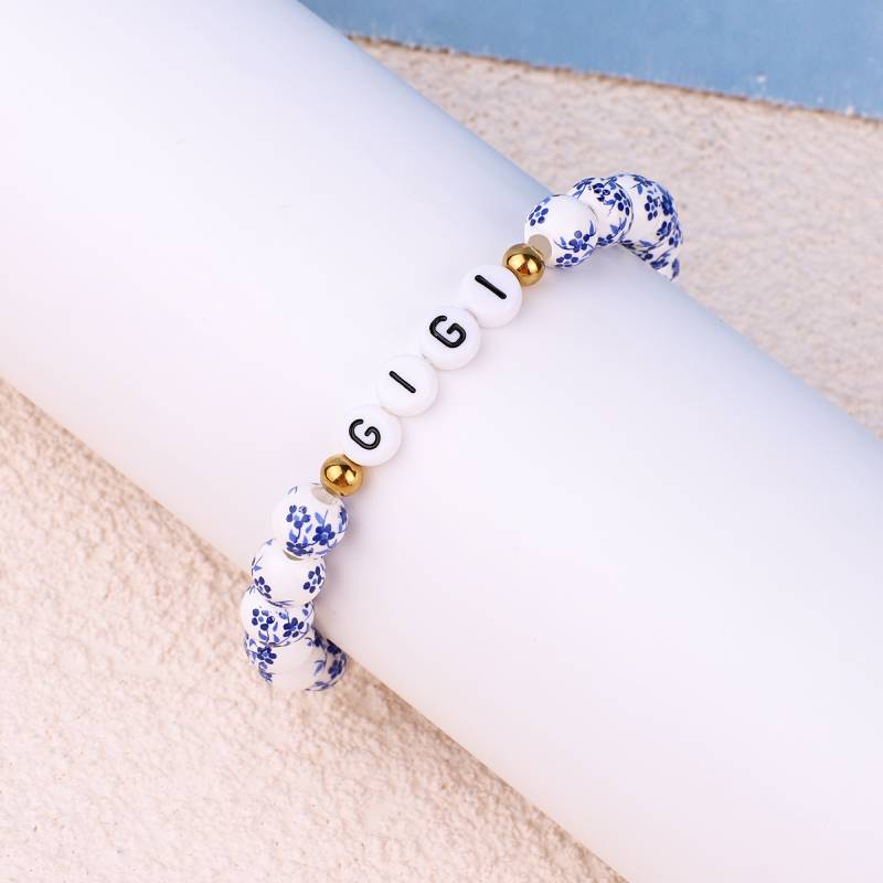 Bracelet personnalisé en porcelaine bleue avec perles florales et prénom