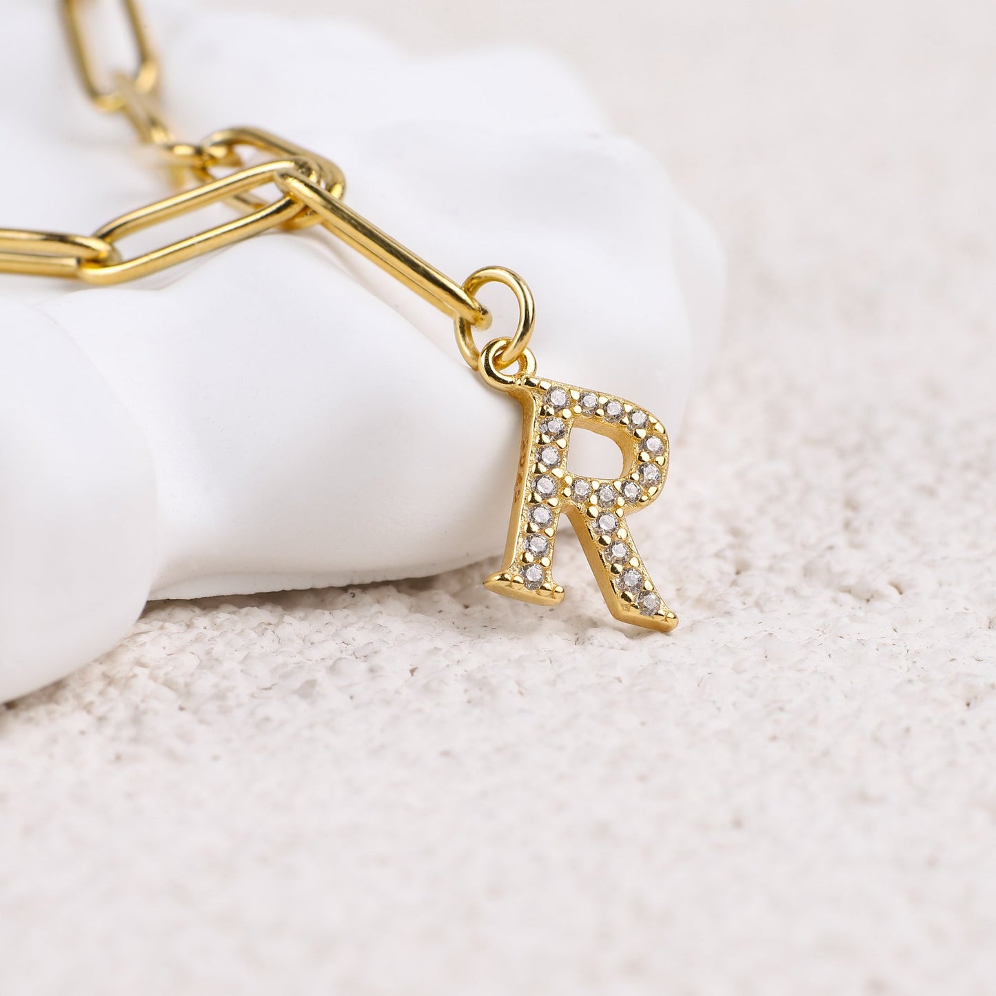 Collier pendentif lettre en diamant avec chaîne trombone