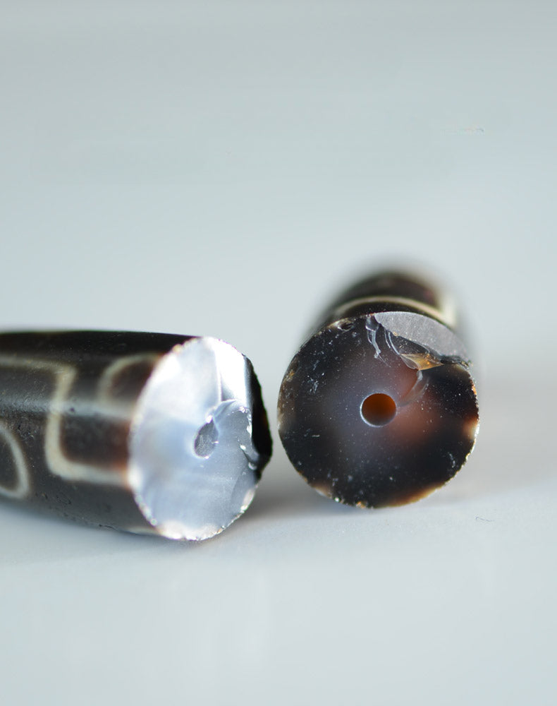 Tibetischer Dzi-Perlenanhänger aus Achat, Länge 58 mm und Breite 13 mm, Totem Random