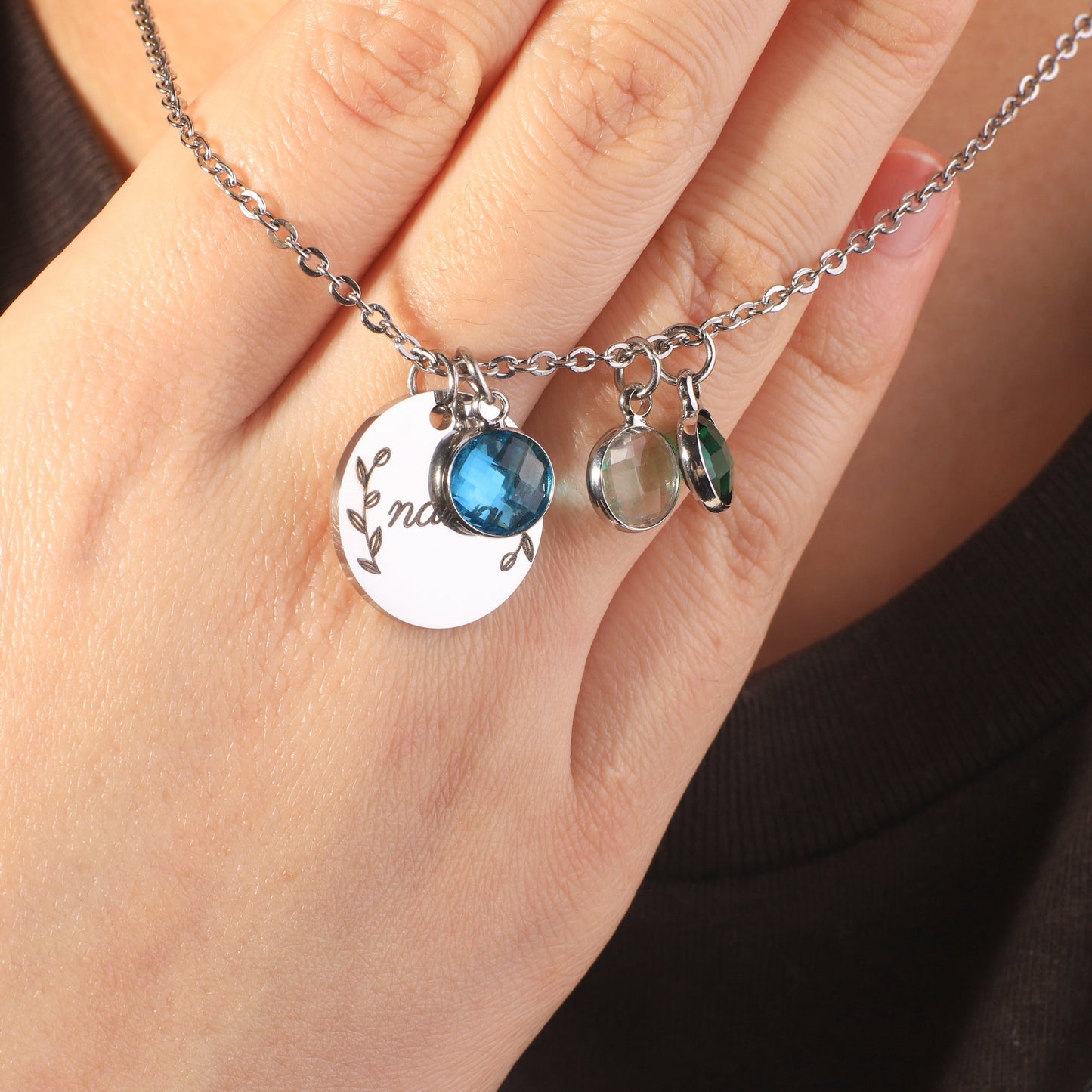 Collier pendentif pierre de naissance gravée avec feuilles