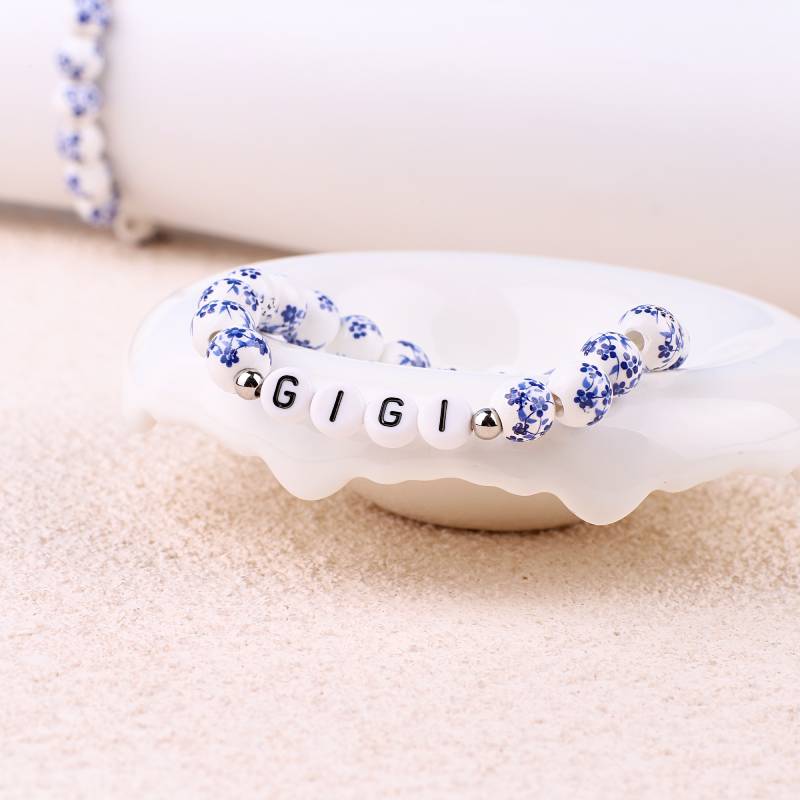 Bracelet personnalisé en porcelaine bleue avec perles florales et prénom