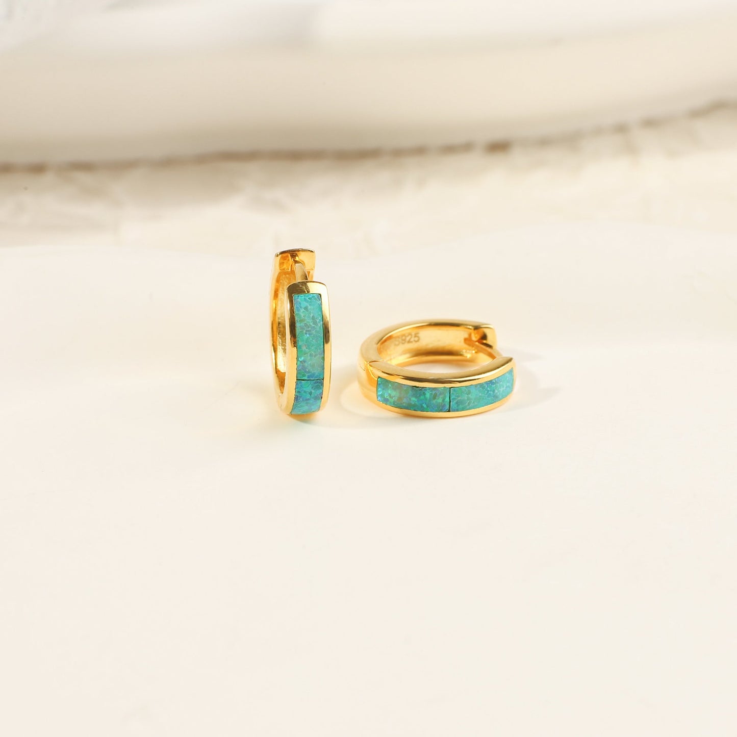 Huggie-Ohrringe mit Opal-Inlay