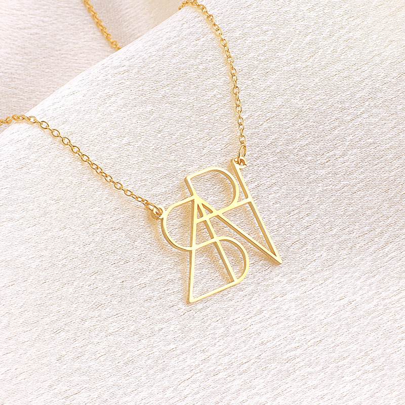 Collier minimaliste avec nom et monogramme
