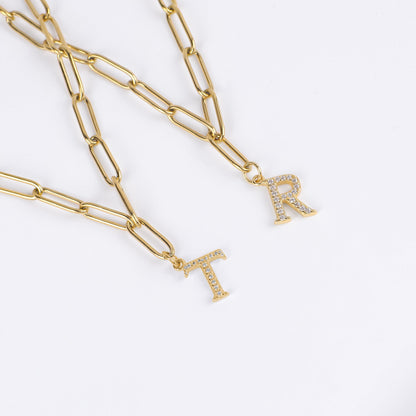 Collier pendentif lettre en diamant avec chaîne trombone