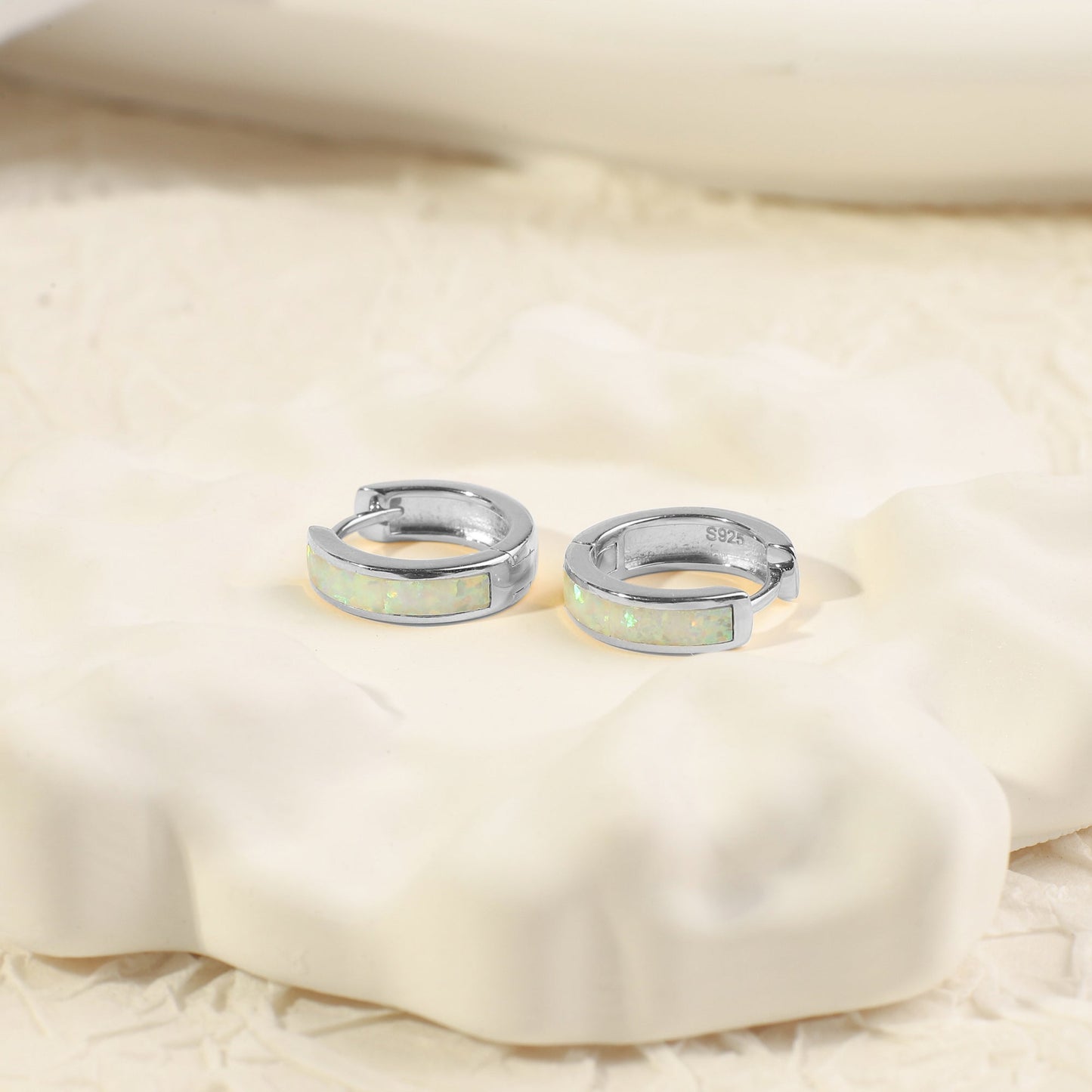 Huggie-Ohrringe mit Opal-Inlay