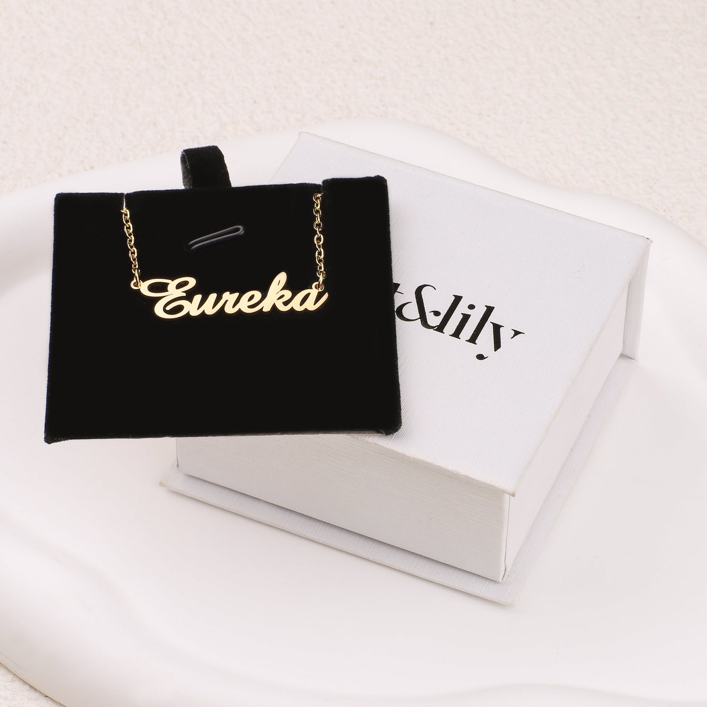 Collier avec nom en plume 