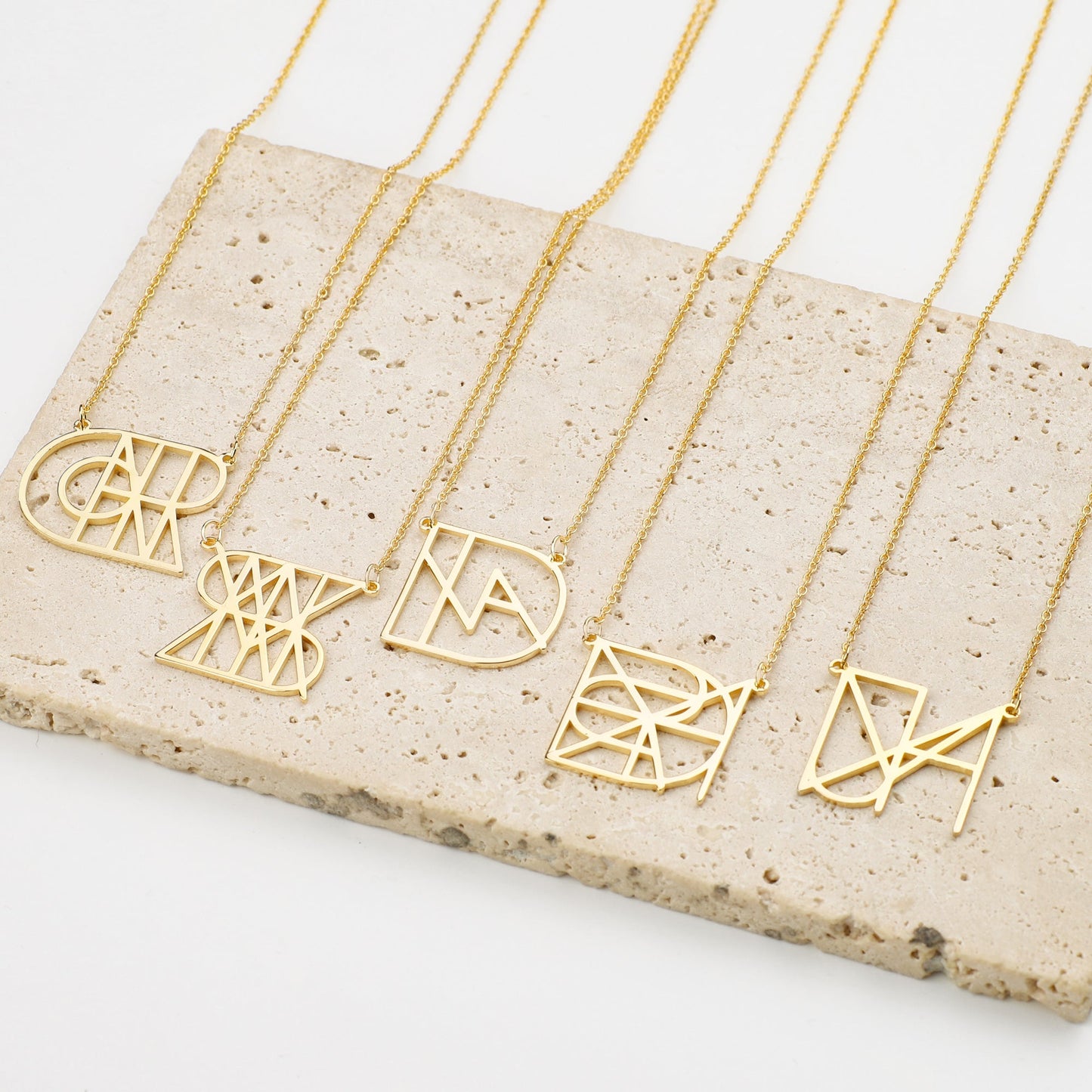 Collier minimaliste avec nom et monogramme