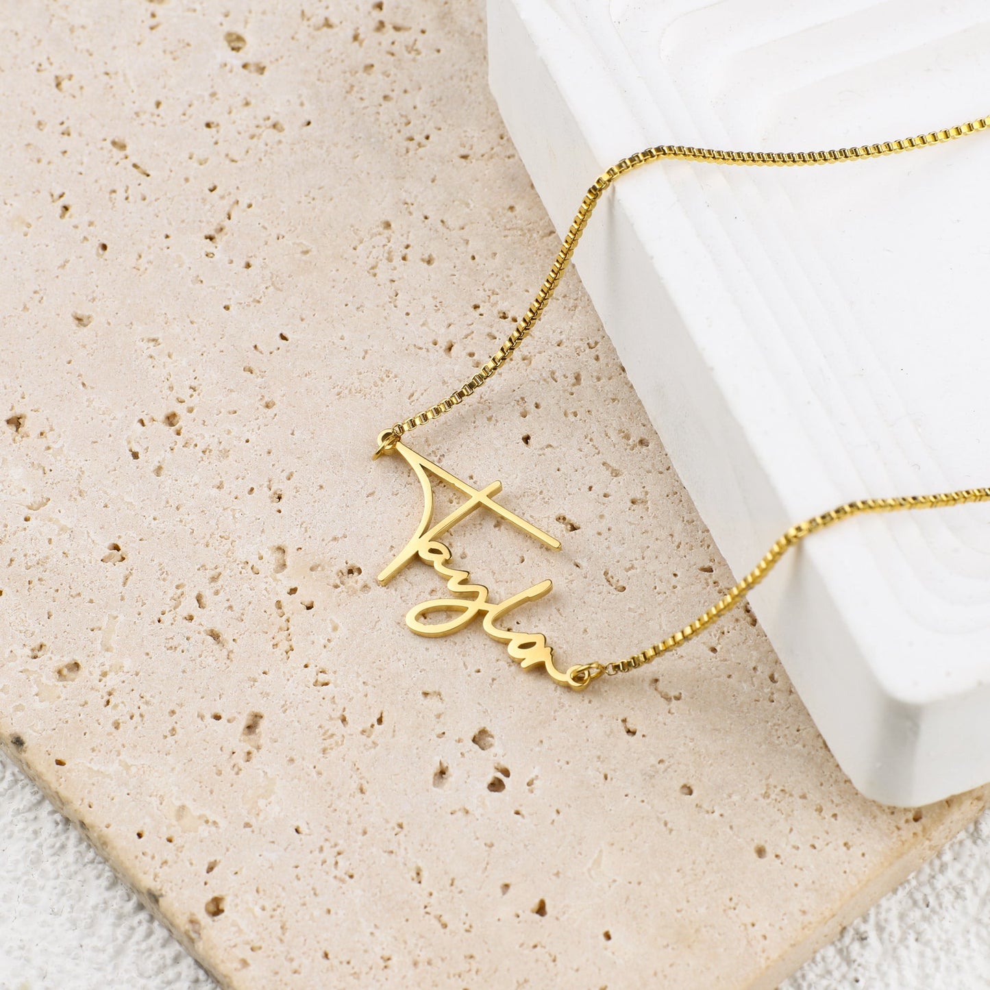 Collier avec nom moderne