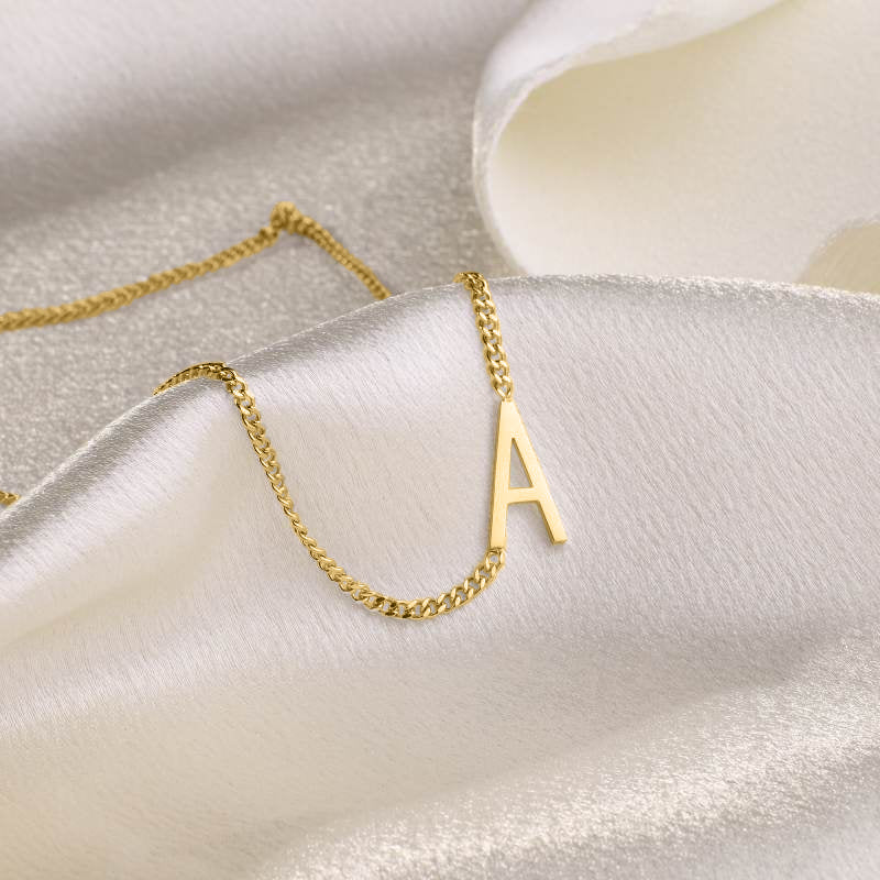Le collier initial maigre