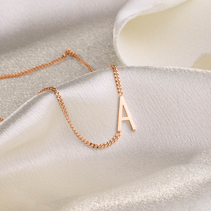 Le collier initial maigre