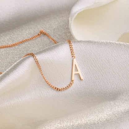 Le collier initial maigre