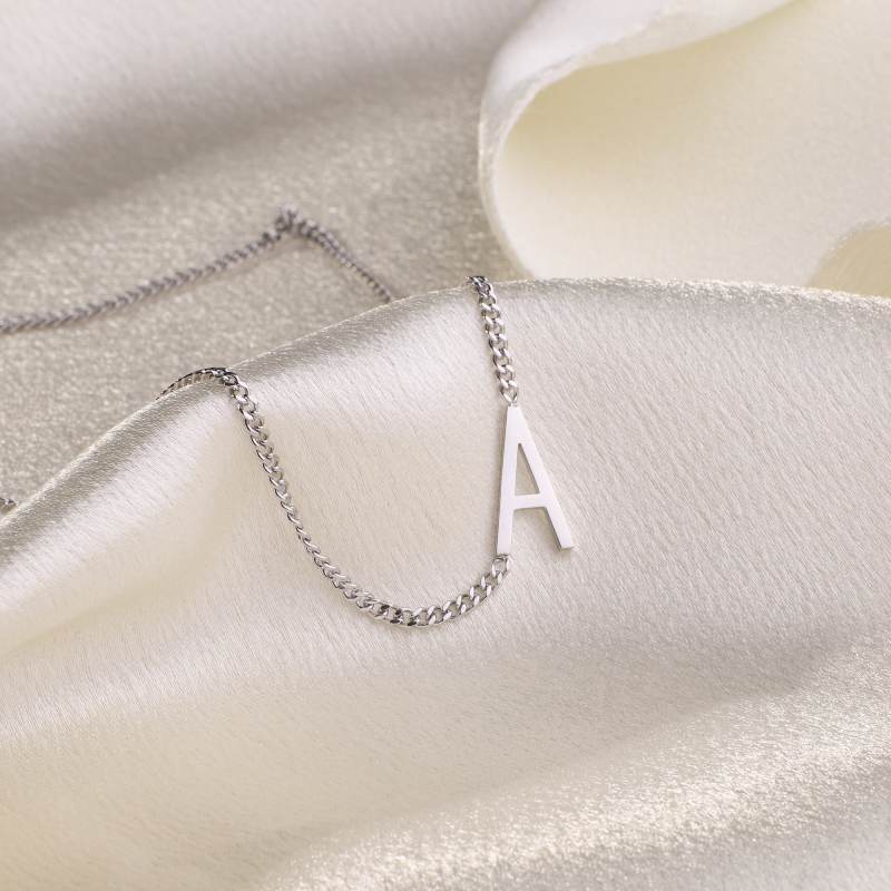 Le collier initial maigre