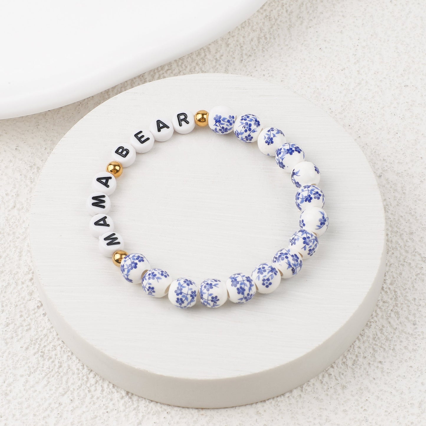 Bracelet personnalisé en porcelaine bleue avec perles florales et prénom