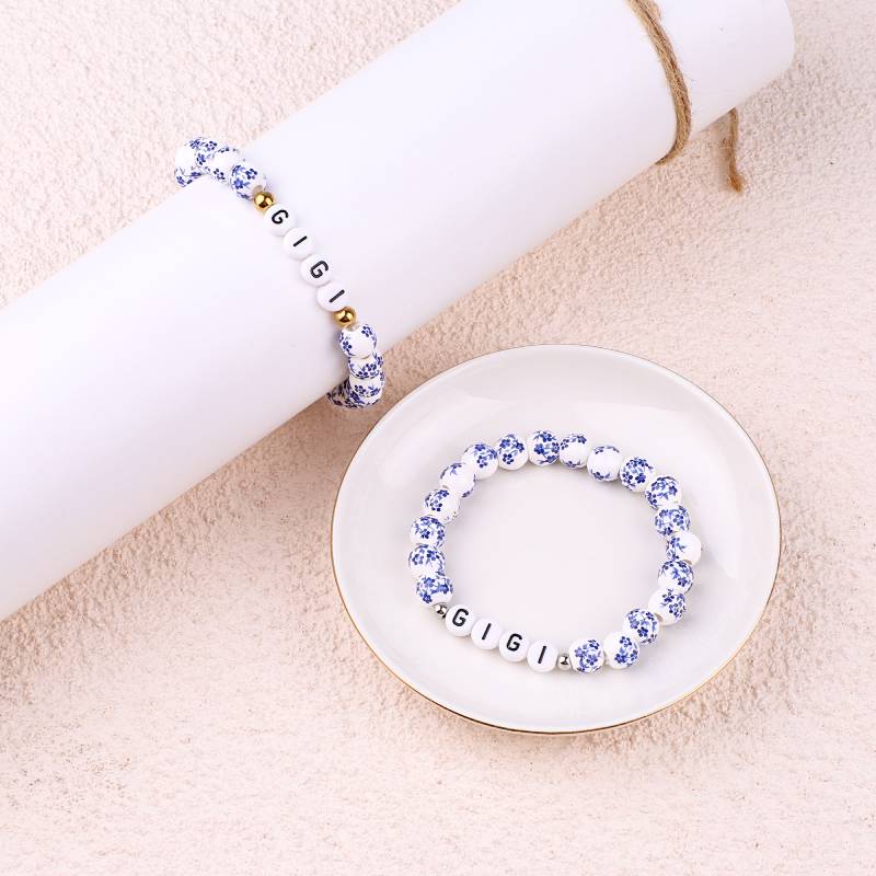 Bracelet personnalisé en porcelaine bleue avec perles florales et prénom