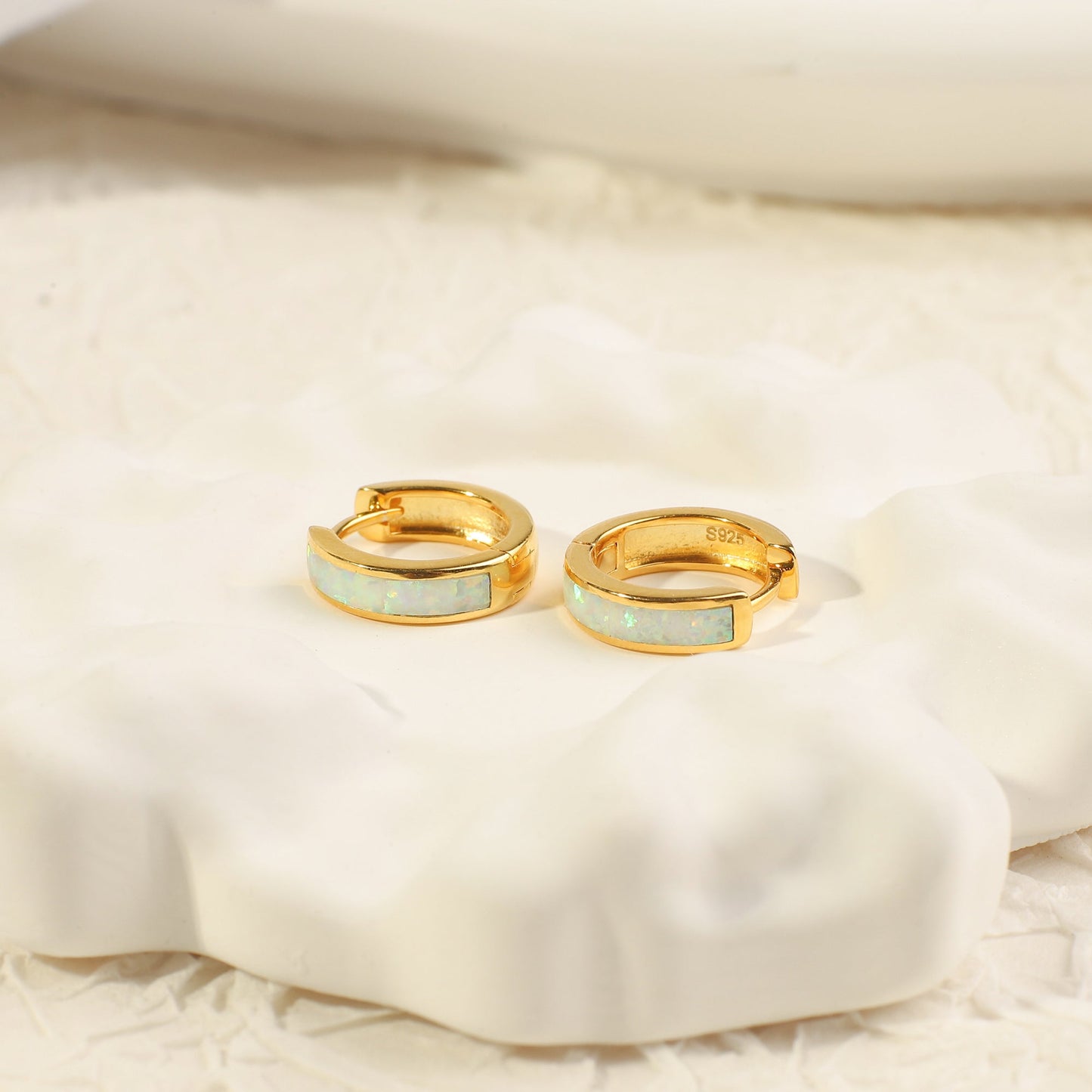 Huggie-Ohrringe mit Opal-Inlay
