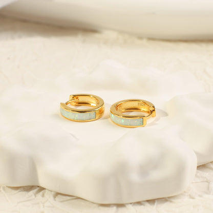 Huggie-Ohrringe mit Opal-Inlay