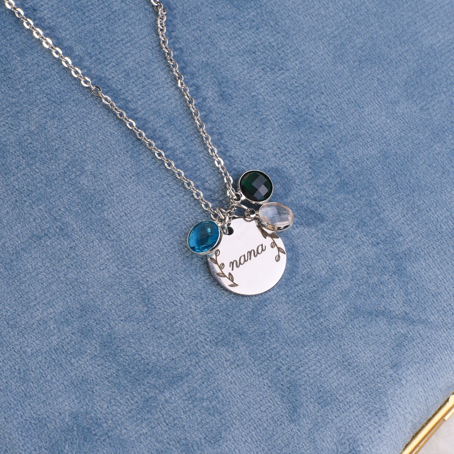 Collier pendentif pierre de naissance gravée avec feuilles