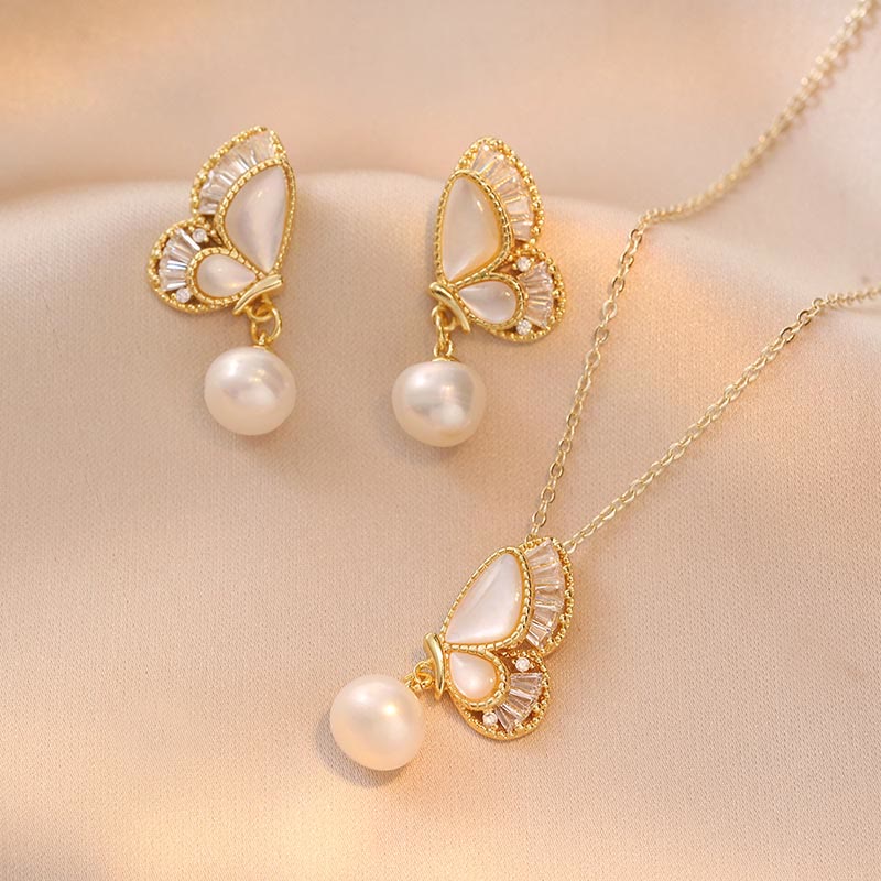Ensemble collier, pendentif et boucles d'oreilles en perles de pierre de Tridacna, perles de guérison et papillon 