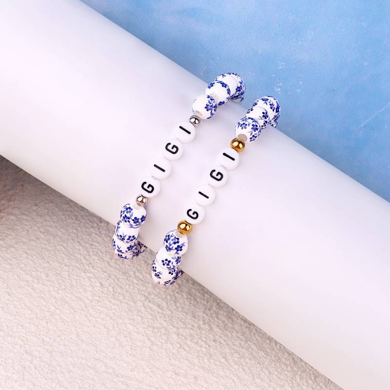 Bracelet personnalisé en porcelaine bleue avec perles florales et prénom
