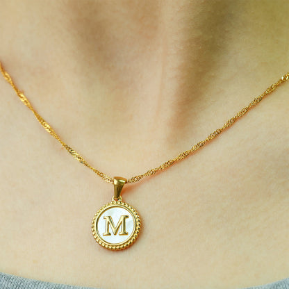 Collier lettre disque en nacre
