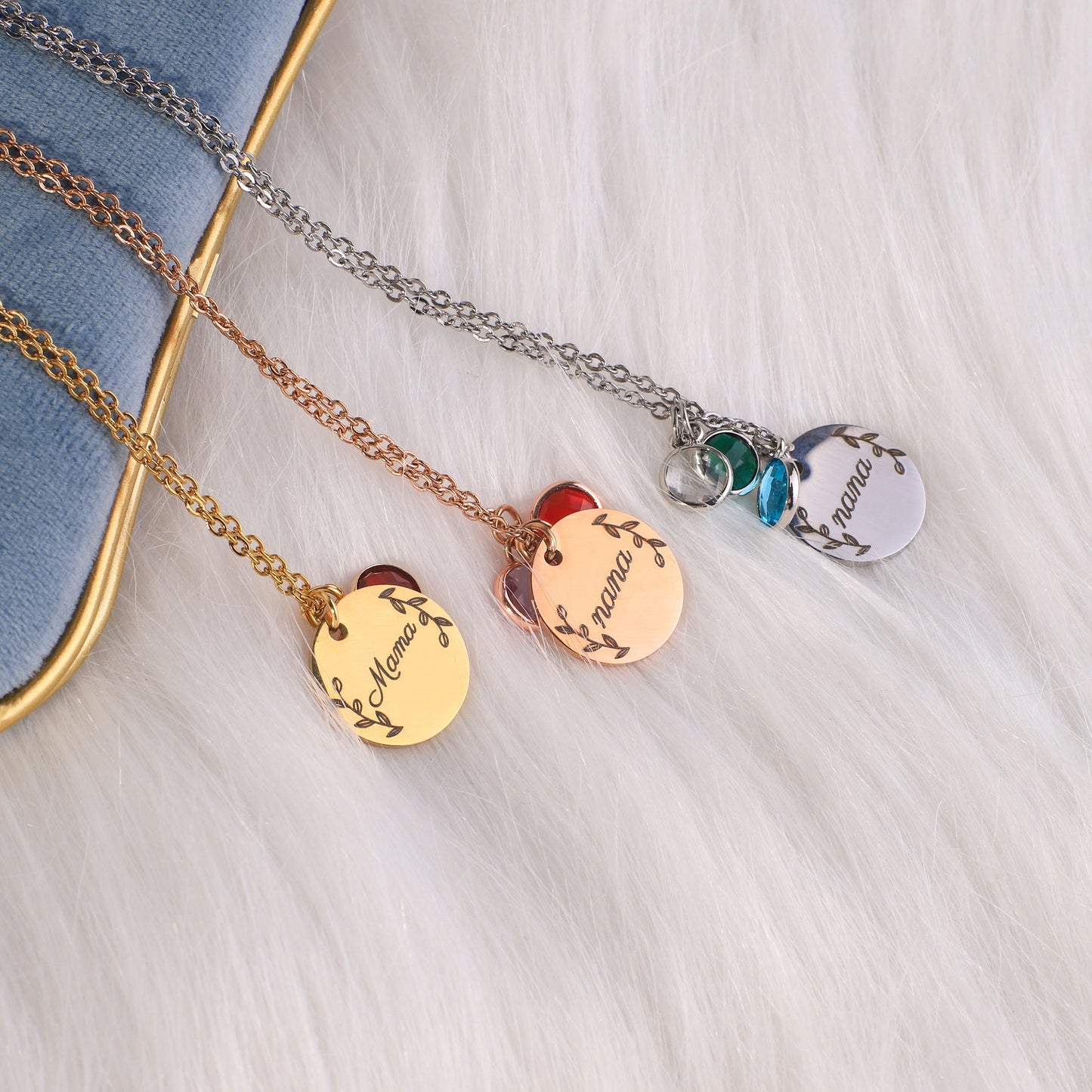 Collier pendentif pierre de naissance gravée avec feuilles
