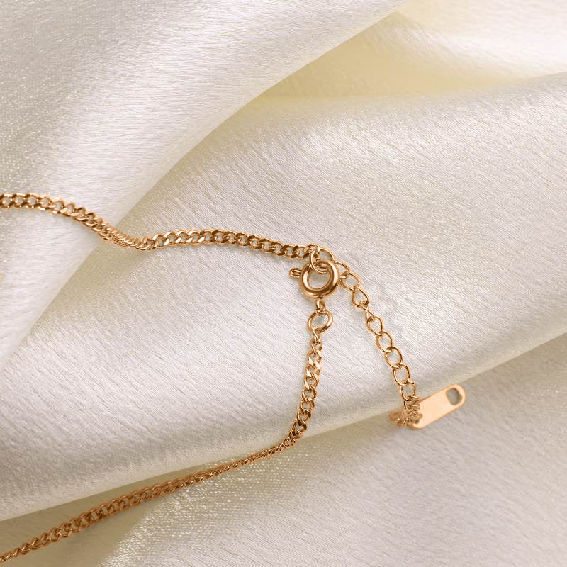 Le collier initial maigre