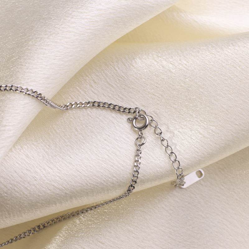 Le collier initial maigre