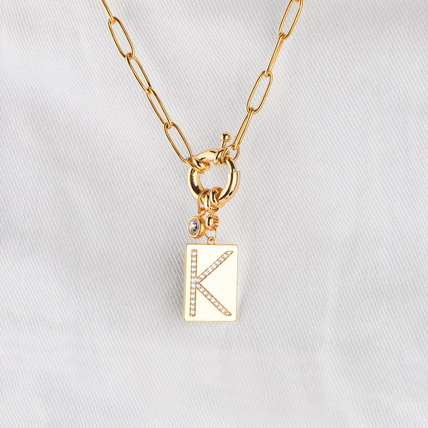 Collier pendentif initial pavé avec chaîne trombone