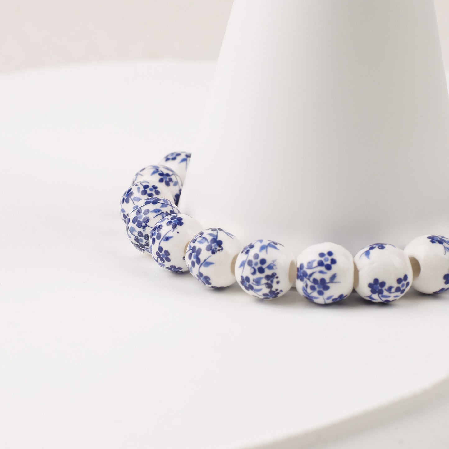 Bracelet personnalisé en porcelaine bleue avec perles florales et prénom