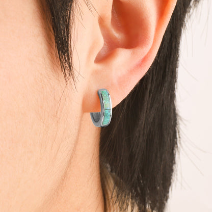 Huggie-Ohrringe mit Opal-Inlay