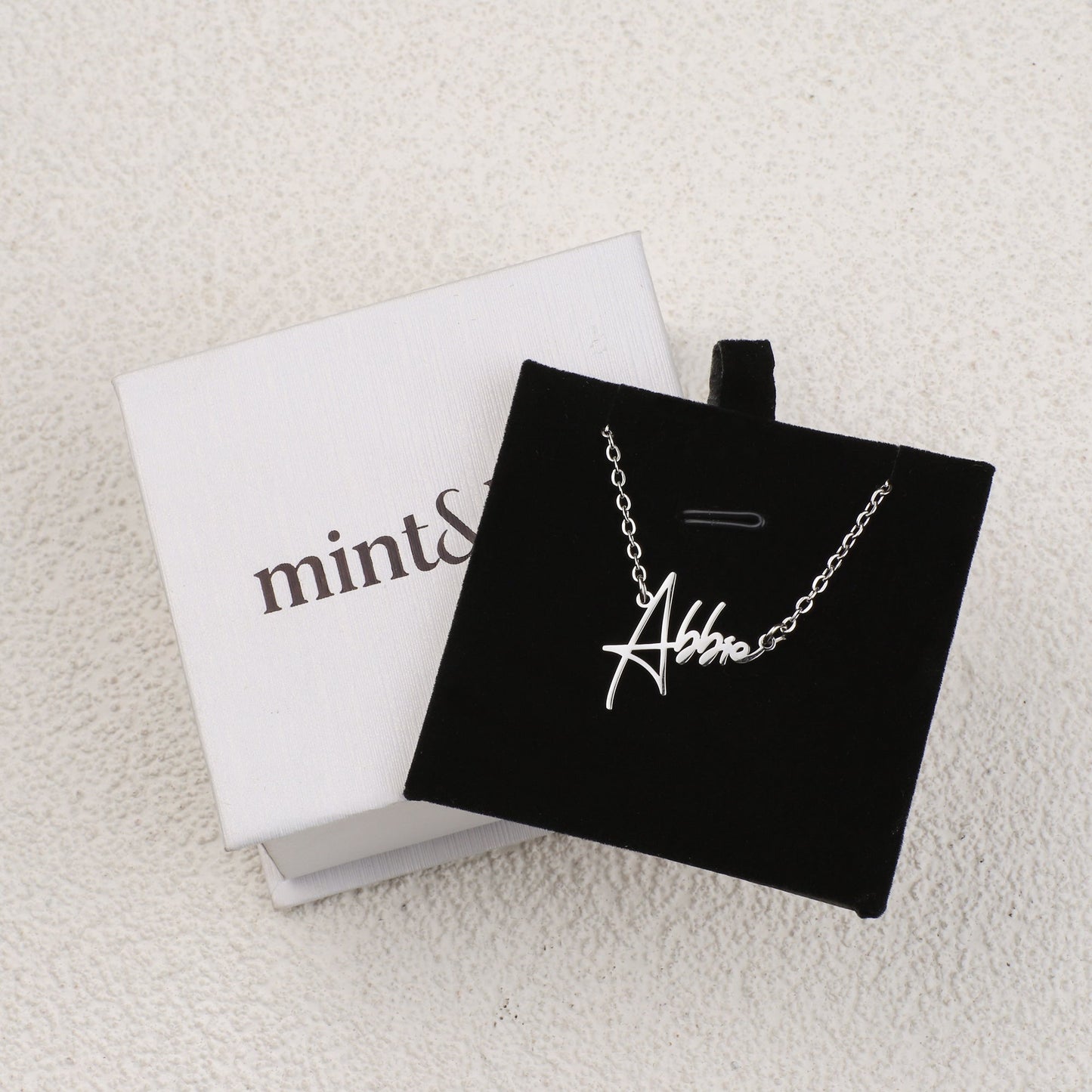 Collier avec nom moderne