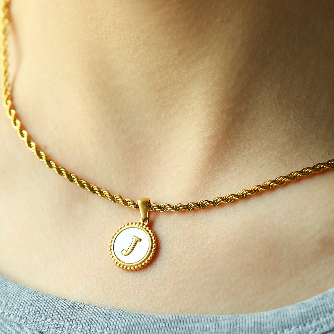 Collier lettre disque en nacre
