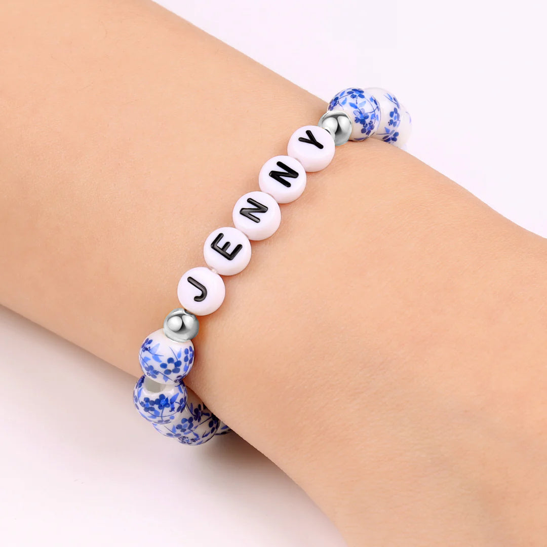 Bracelet personnalisé en porcelaine bleue avec perles florales et prénom