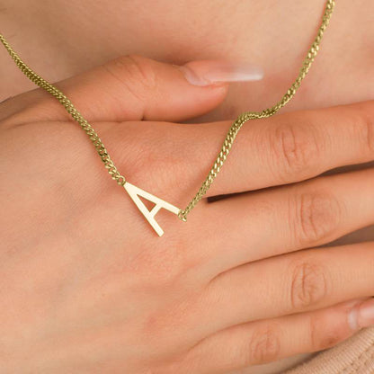 Le collier initial maigre